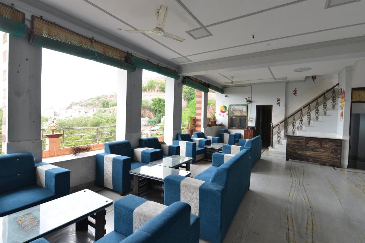 Guest lounge with fort view — Hotel Bawarri Haveli